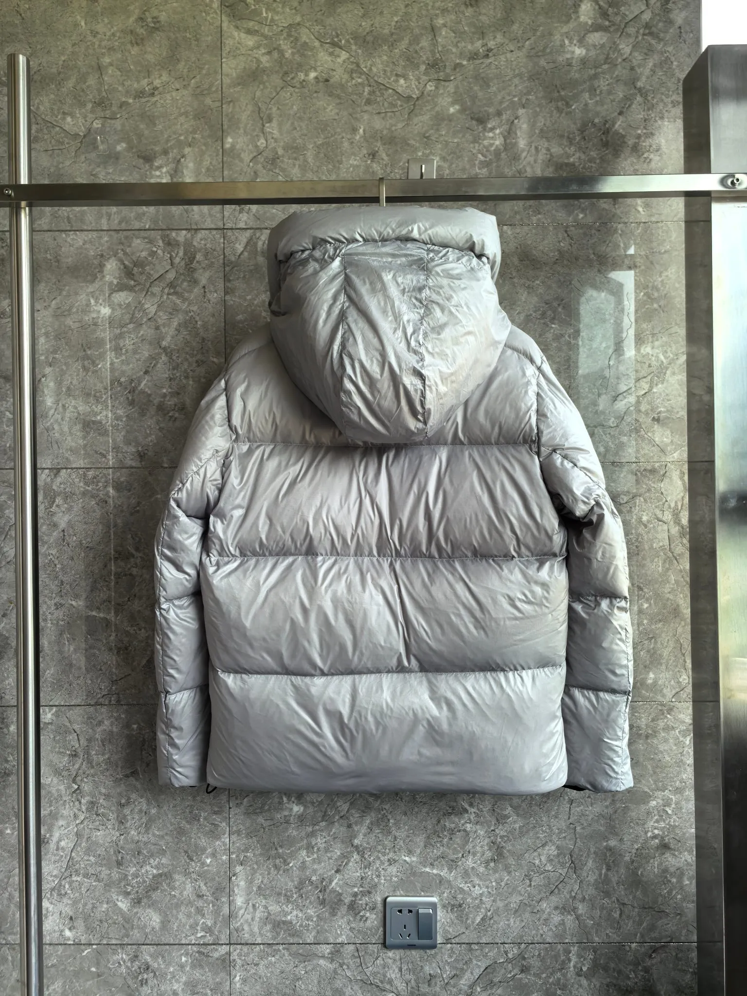 P760 2252M Crofton Puffer Unisex Jacket Down Jacket. Color: Gray with red label. Size: S M L XL XXL.